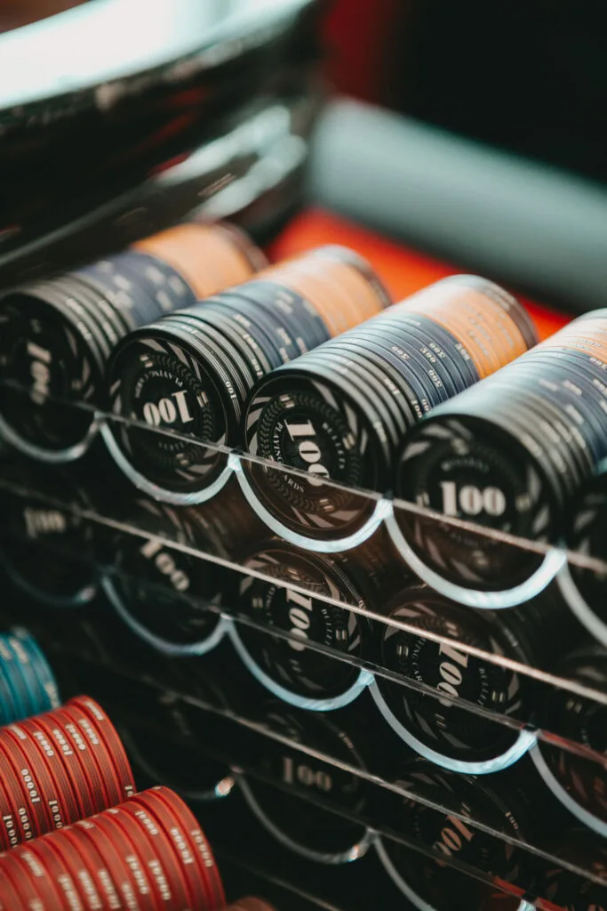 Gestapelte Pokerjetons mit dem Wert 100 in einem Jetonhalter.