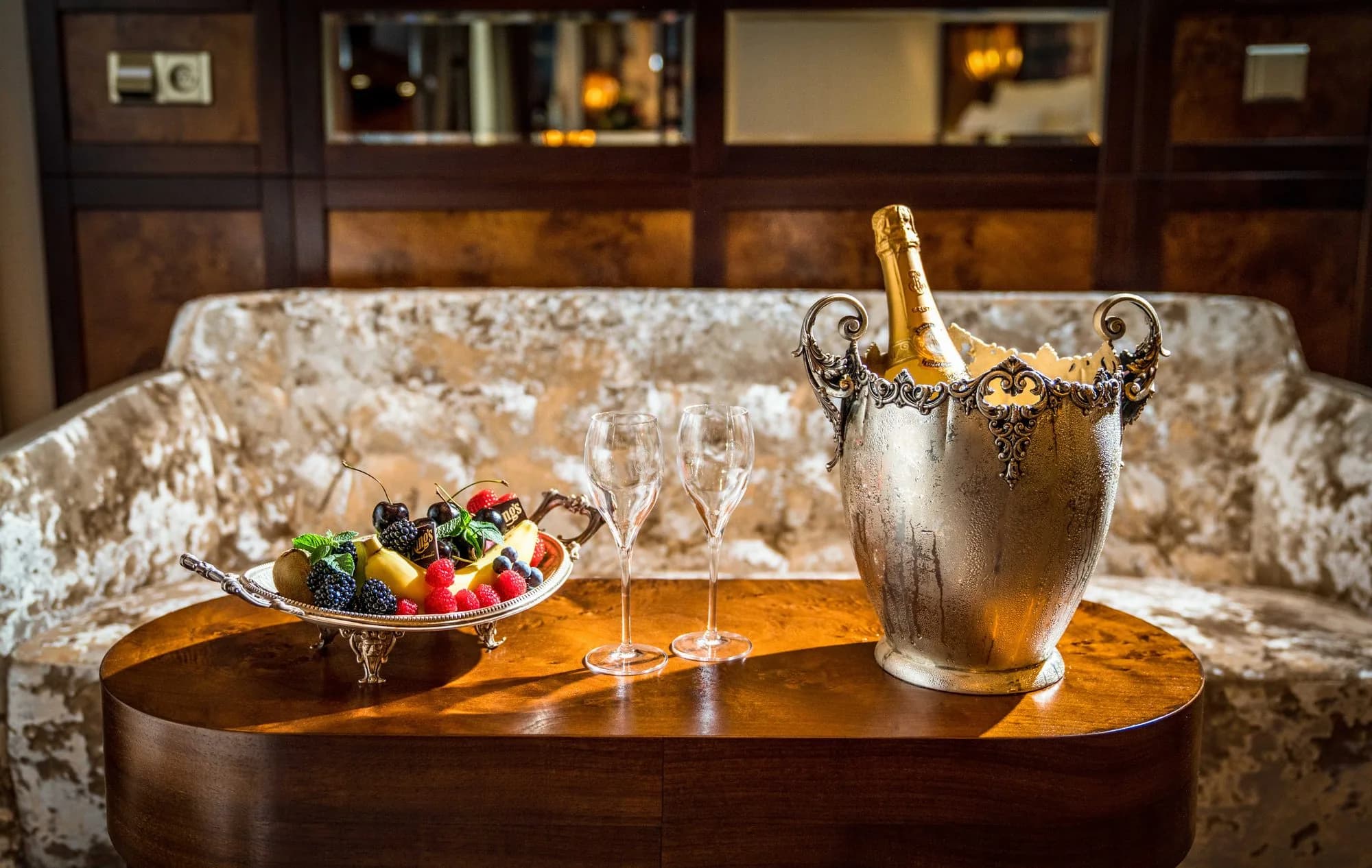 Champagner und Obstteller in einer Suite des King’s Resort Rozvadov
