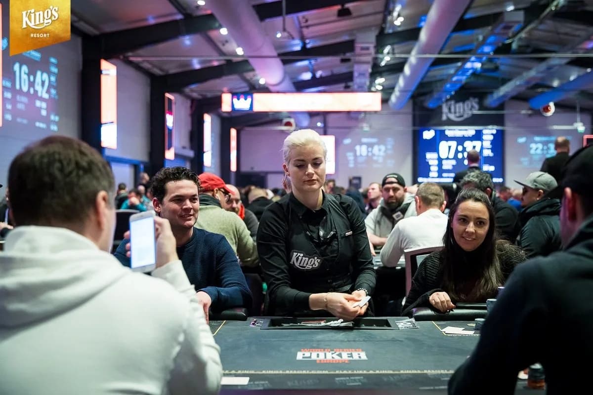 Pokertisch mit Dealerin im King’s Resort Rozvadov