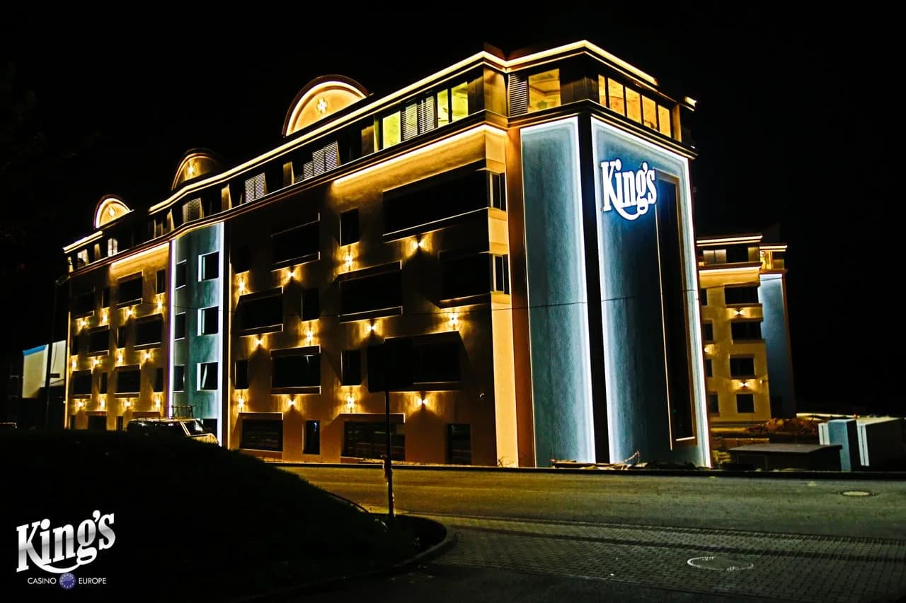 Das King’s Resort Rozvadov bei Nacht